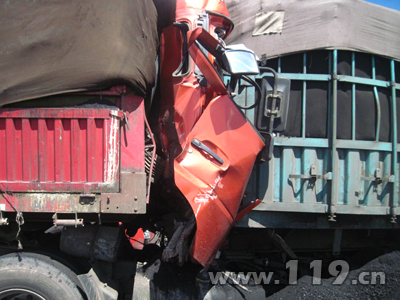 京藏高速内蒙古兴和县段31辆货车相继追尾处