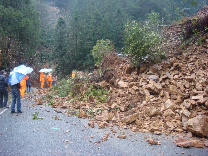 祁门多条公路塌方