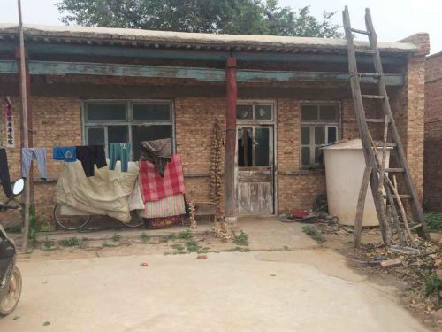 李洪刚家徒四壁，犹如生活在上世纪七十年代。中国青年网通讯员李燕华 摄